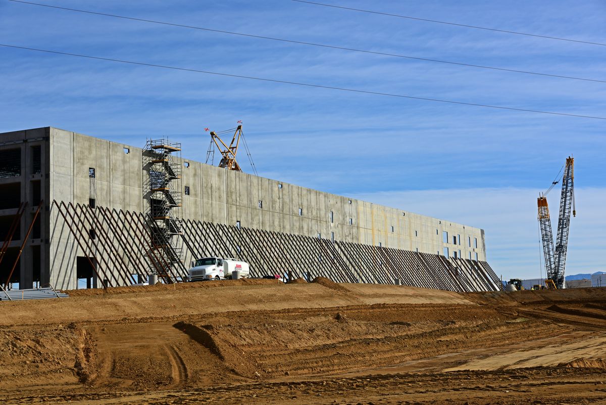 Concrete tilt-wall warehouse construction